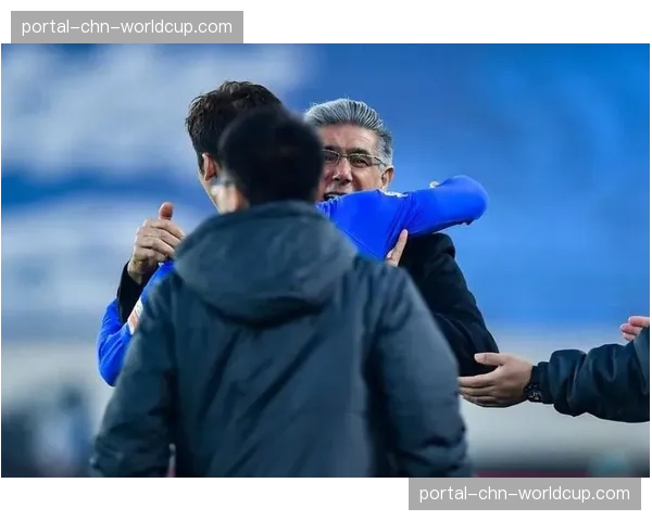 战地通讯：昂热主场绝杀后，看台上一位跟随球队四十年的老球迷泪流满面