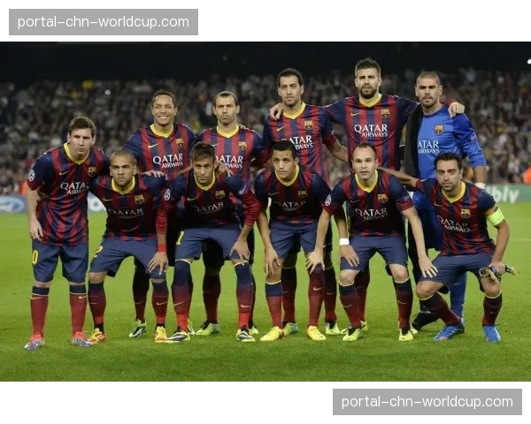 欧冠比赛日，米兰城德比双方球迷在杜莫主教堂前“划界”而立